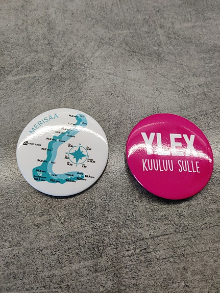 Merisää- ja Yle X -pinssit