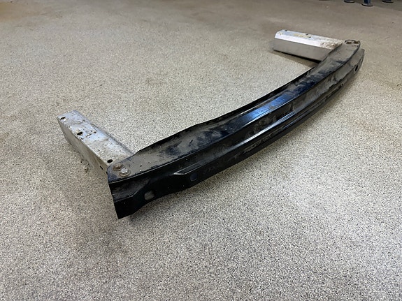 Audi A4 B8 takapuskurin törmäyspalkki