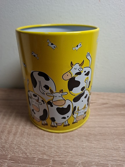 keltainen muki lehmakuviolla,pelti