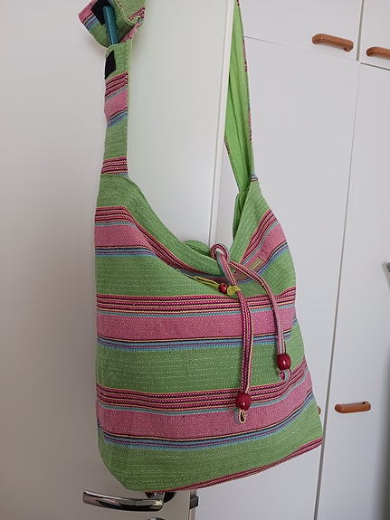 Design ARIA  kankainen olkalaukku, värikäs käsityö kesämenoihin.