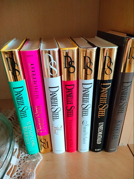 Danielle Steel kovakantisia kirjoja