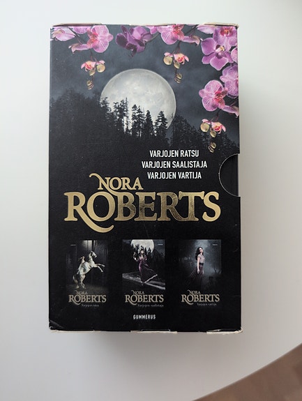 Nora Roberts kirjasarja Varjojen ratsu / Varjojen saalistaja / Varjojen harja