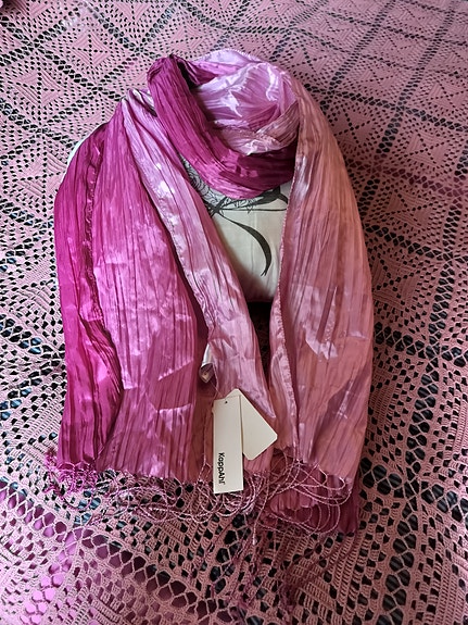 Myydään kaunis pinkki/vaaleanpunainen pitkä huivi