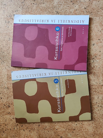 Lukion äidinkielen kirjoja.