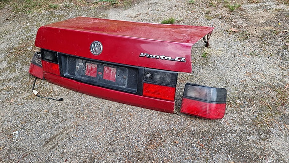 Volkswagen Vento CL takaluukku ja takavalot punainen