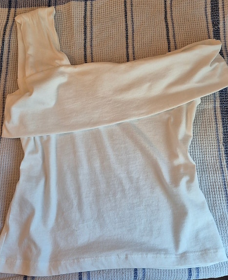 Valkoinen one shoulder toppi