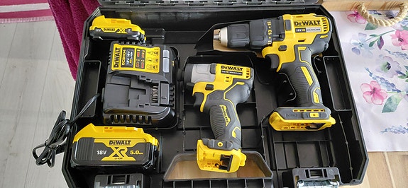 DeWalt XR 18V ja 12V akkuporakone ja iskevä ruuvinväännin + akut