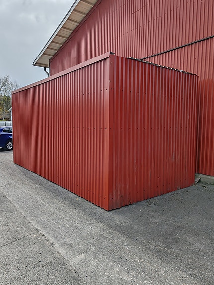 Myydään varaston tavarat + järeä kontti