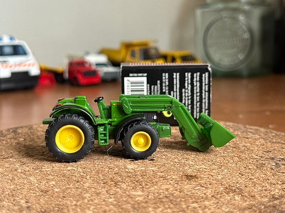 Siku John Deere Traktori etukuormaajalla