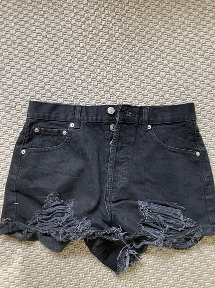 Mustat shortsit