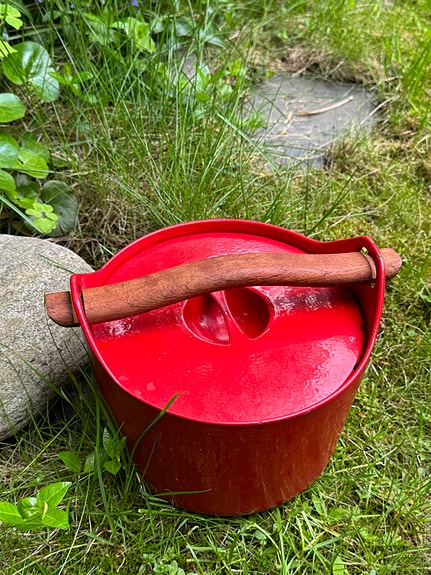 Timo Sarpaneva klassinen design pata punainen