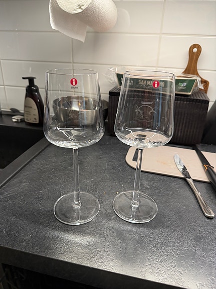 Iittala punaviinilasit 2 kpl tarroineen
