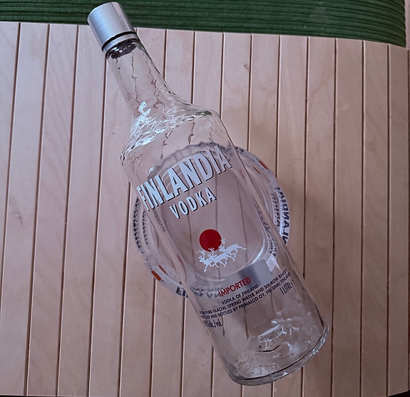 Iittala Finlandia Vodka pullo ja tuhkakuppi lasia