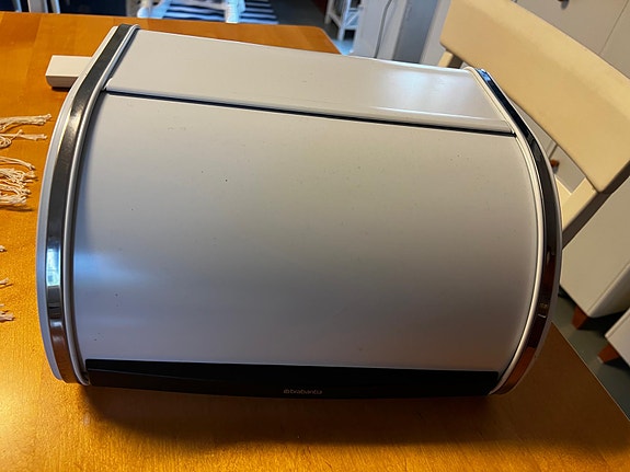 Brabantia leipälaatikko valkoinen