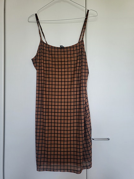Ruudullinen mekko