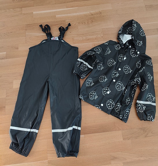 Lindex sadetakki 122 ja ciraf kurahousut 122