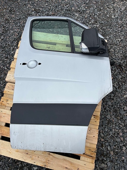 Mercedes-Benz W906 oikea etuovi