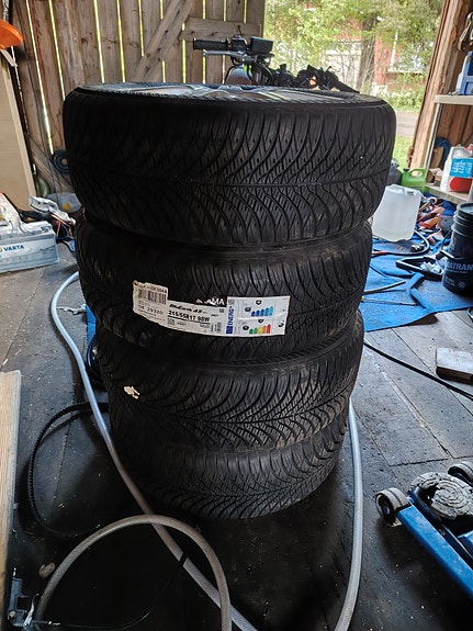 215/55r17  98w (UUDET) Opel chevrolet vanteilla