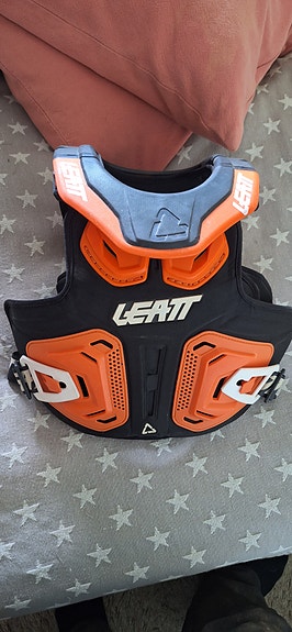 Leatt Fusion 2.0 rintapanssari musta/oranssi 150-165cm