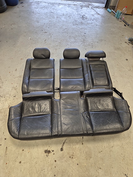 volvo s80 mk1 mustat nahkapenkit taakse