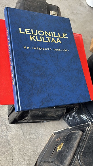 Leijonat – Taistellen kultaa MM-jääkiekko 1995–1997 kirja