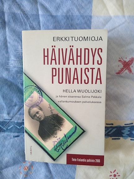 Erkki Tuomioja: Häivähdys punaista - Hella Wuolijoki -kirja