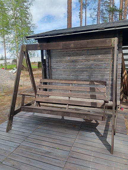 Puinen pihakeinu ja pehmusteet