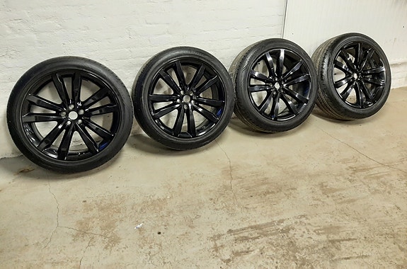 Land Rover / Jaguar alkuperäiset 20" aluvanteet + Goodyear 245/45R20 renkaat