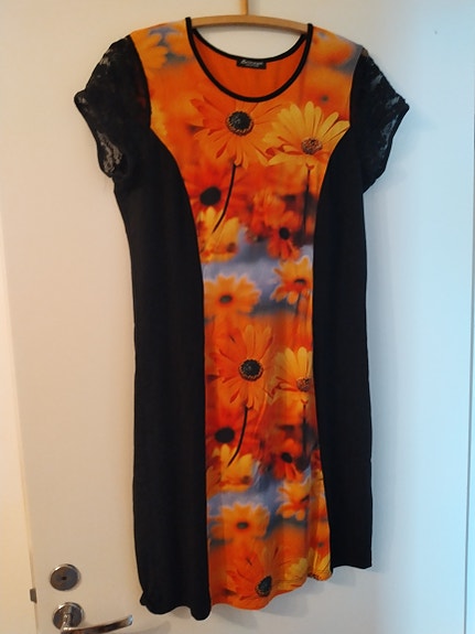 Värikäs mekko