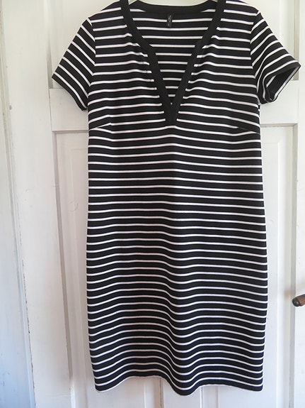 raidallinen trikoo mekko
