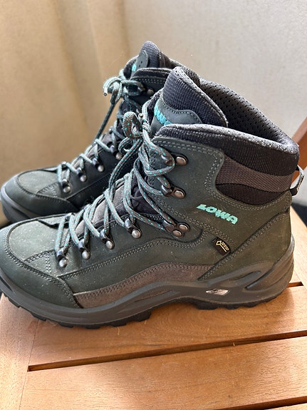 Naisten Lowa Renegade GTX MID Ws-merkkiset vaelluskengät.