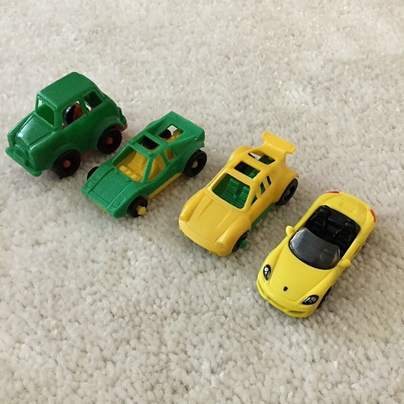 Pieniä autoja suklaamunasta, hinta 1€/kpl