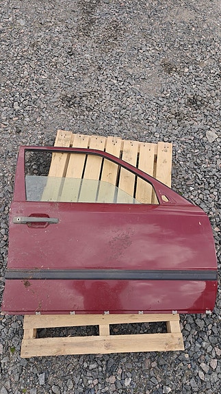 Mercedes-Benz W124 etuovi punainen