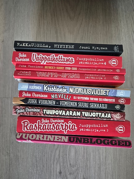 Juha Vuorisen kirjoja sekä Hynysen kirja.