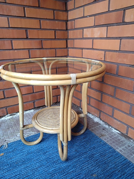 Pyöreä rottinkipöytä lasikannella
