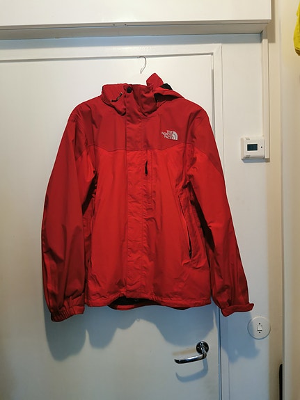 The North Face HyVent takki M punainen