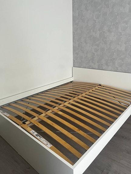 IKEA valkoinen sängynrunko sälepohjalla