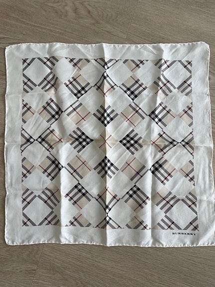 Burberry silkkihuivi 45 cm X 45 cm kirjava