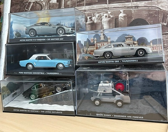James Bond elokuvien keräilyautot 29 kpl - James Bond collectible cars 29 pieces