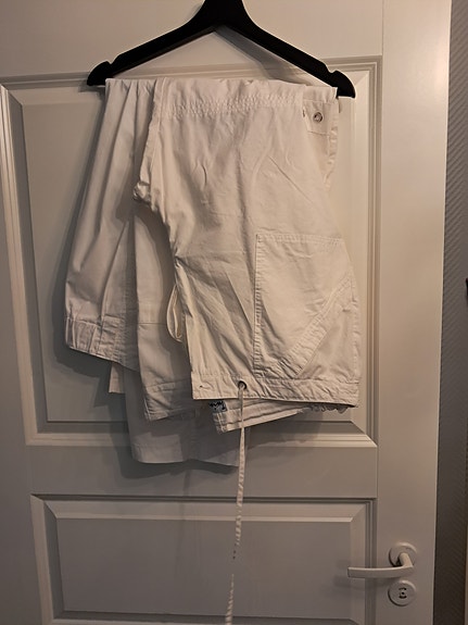 Kahdet valkeat pitkät housut