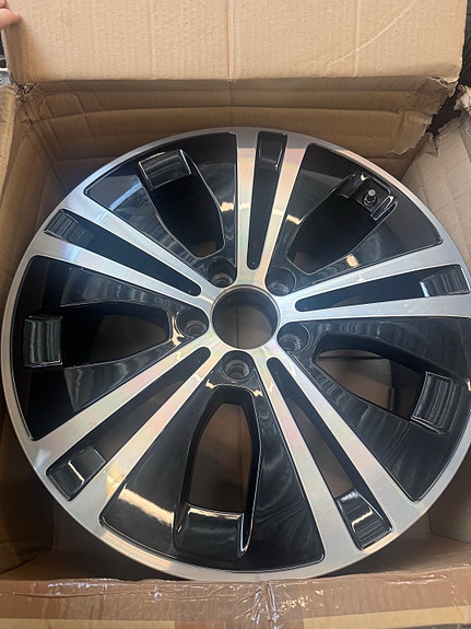 Käyttämättömät MB alkuperäiset 18" alumiinivanteet (A2134015200)