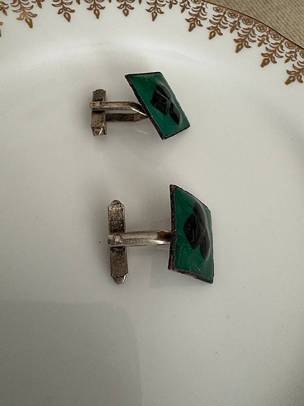 Vanhat vintage-kalvosinnapit emalilla