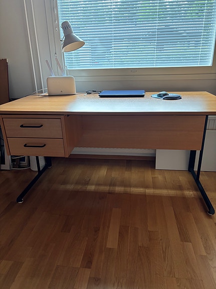Puinen kirjoituspöytä laatikoilla