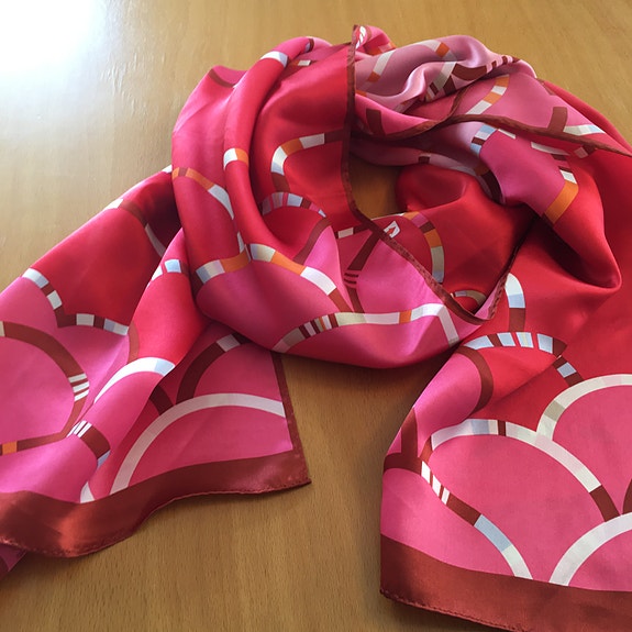 Marja Kurjen suunnittelema pitkä silkkihuivi