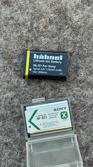 Sonyn NP-BX1 litiumioniakku ja Hähnel HL-X1 -litiumioniakku Sony-kameroihin