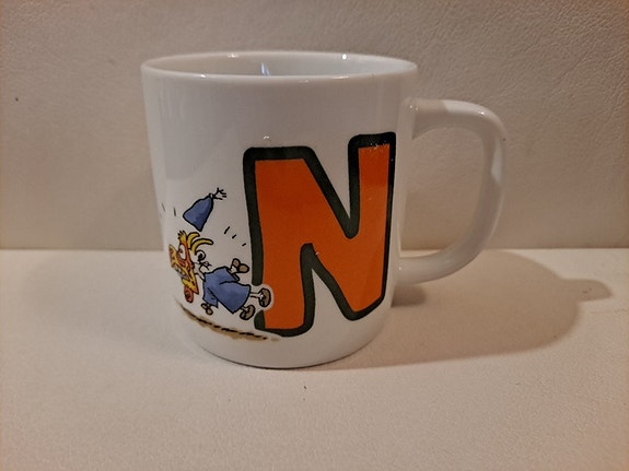 N-kirjain muki valkoinen