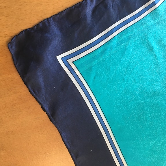 Marja Kurjen suunnittelema silkkihuivi