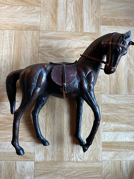 Hevonen ruskea nahkaa. Korkeus 30cm.