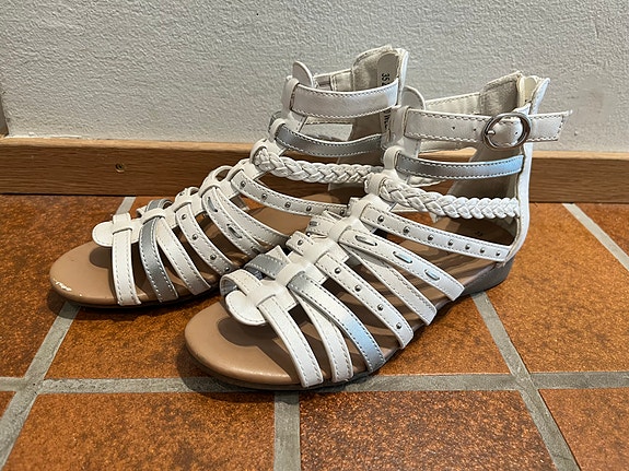 Valkoiset sandaalit koko 35