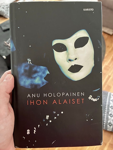 Anu Holopainen Ihon alaiset kirja